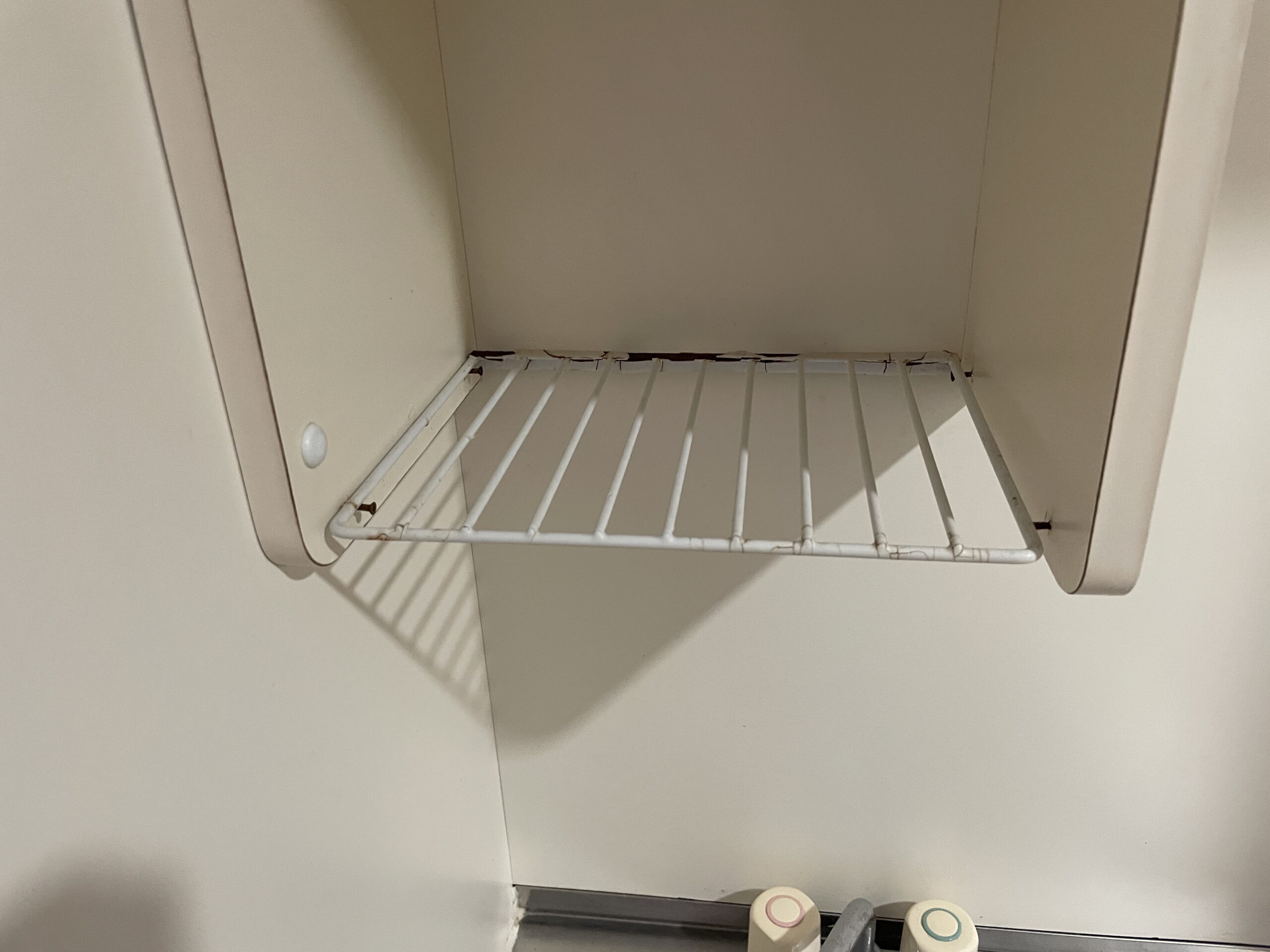 施工前：キッチン網棚交換