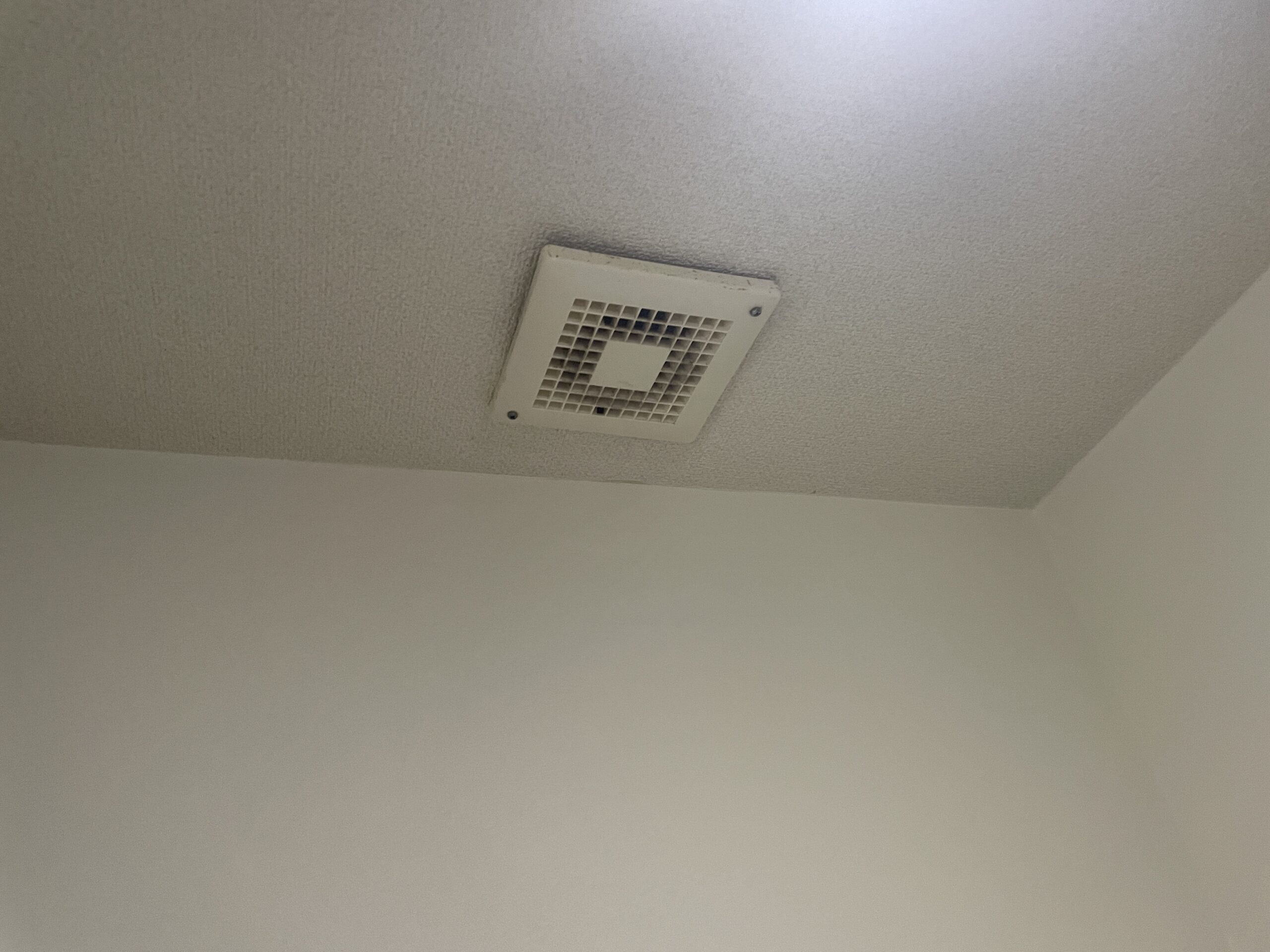 施工前：トイレ換気扇交換