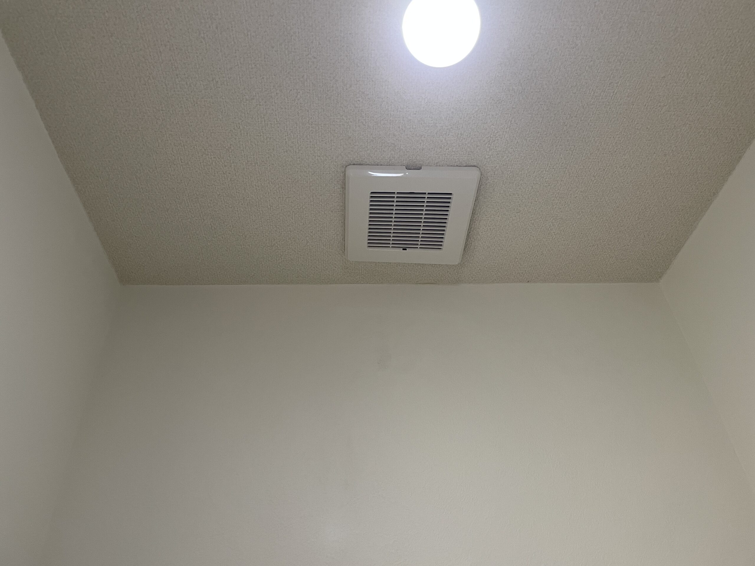 施工後：トイレ換気扇交換