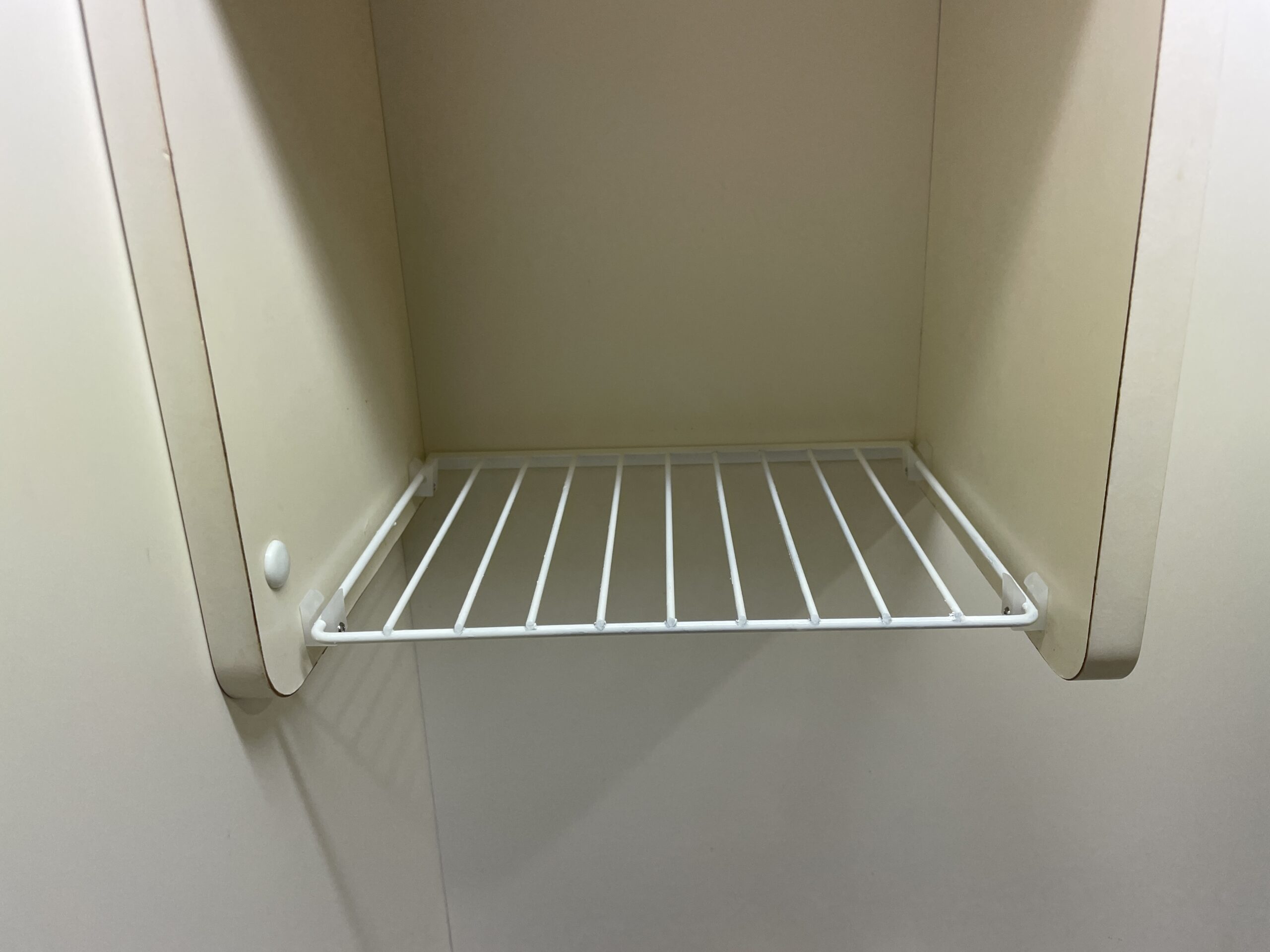 施工後：キッチン網棚交換